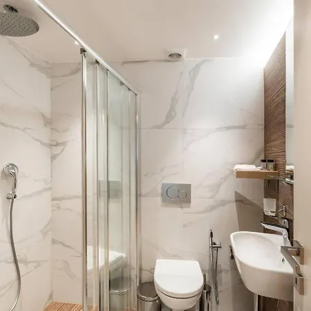 Bauhaus Luxury Suites 103 8' To Panepistimio Metro Apartment Athens